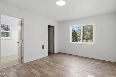 Bedroom - 52856 Meadow Ln, La Pine, OR 97739 photo 7 of 8