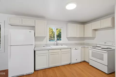 Kitchen - 52856 Meadow Ln, La Pine, OR 97739 photo 2 of 2