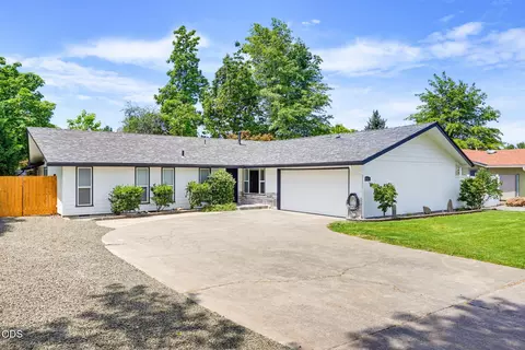 1451 Bluebonnet Ave, Medford, OR 97504