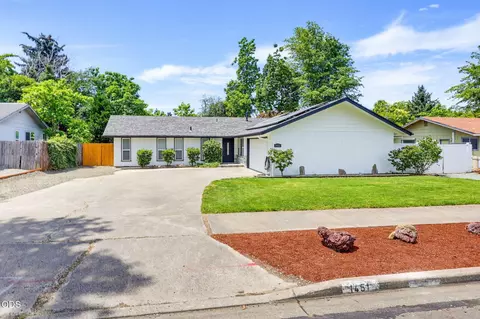 1451 Bluebonnet Ave, Medford, OR 97504