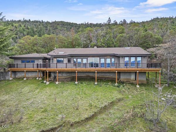 465 Strawberry Hill Ln, Jacksonville, OR 97530