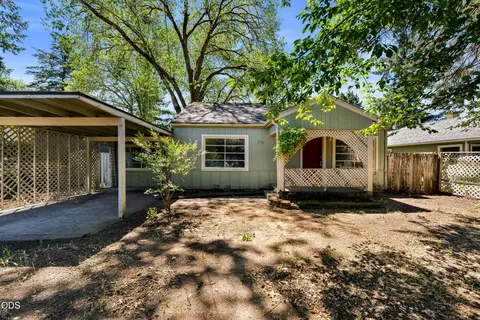 1711 SW J St, Grants Pass, OR 97526