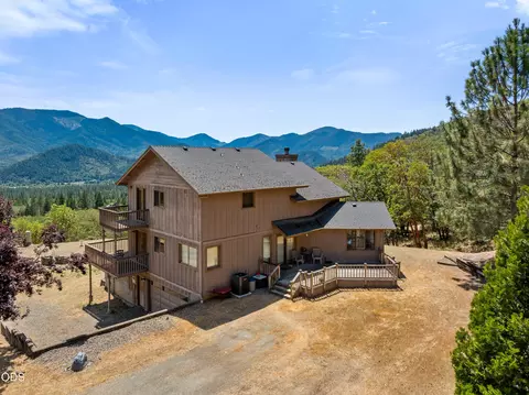 919 Scott Dr, Grants Pass, OR 97527