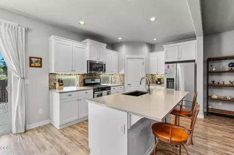 Kitchen - 60507 Hedgewood, Bend, OR 97702 photo 2 of 3