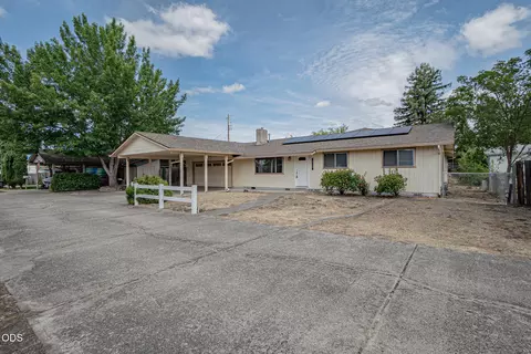 2327 2327 Crater Lk, Medford, OR 97501