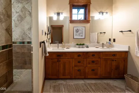 Bath - 646 NW Powell Butte Loop, Bend, OR 97703 photo 2 of 4