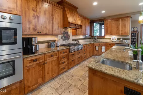 Kitchen - 646 NW Powell Butte Loop, Bend, OR 97703 photo 2 of 6