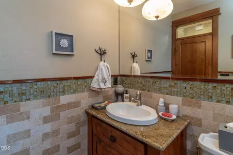 Bath - 646 NW Powell Butte Loop, Bend, OR 97703 photo 1 of 4