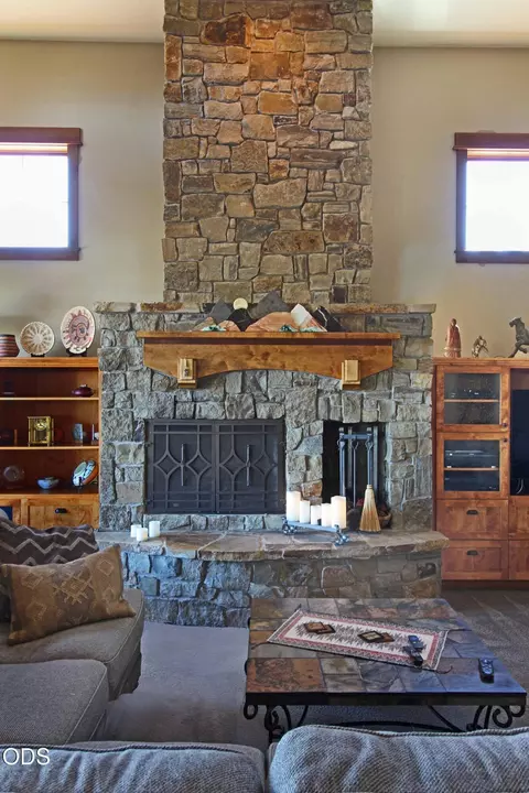 Living - 646 NW Powell Butte Loop, Bend, OR 97703 photo 3 of 4