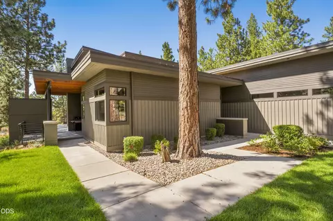 Exterior - 19450 Bainbridge Ct, Bend, OR 97702 photo 2 of 3