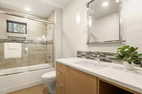Bath - 19450 Bainbridge Ct, Bend, OR 97702 photo 3 of 4