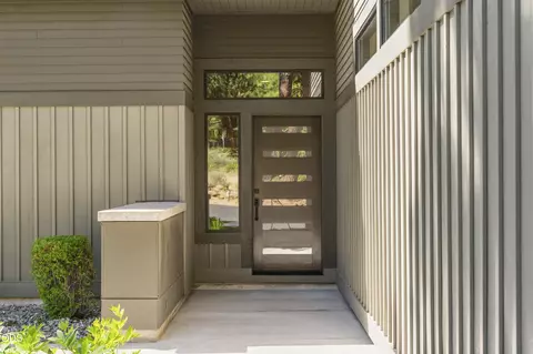 Entry Way - 19450 Bainbridge Ct, Bend, OR 97702 photo 2 of 4