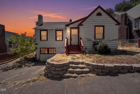 718 Roseway Dr, Klamath Falls, OR 97601