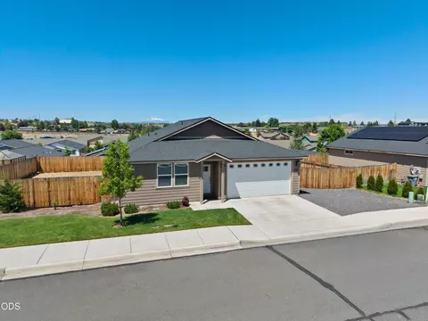 898 SE Strawberry Ln, Madras, OR 97741