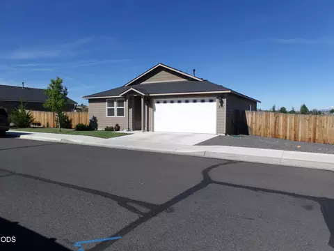 898 SE Strawberry Ln, Madras, OR 97741
