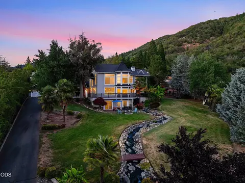 921 NE Beacon Dr, Grants Pass, OR 97526