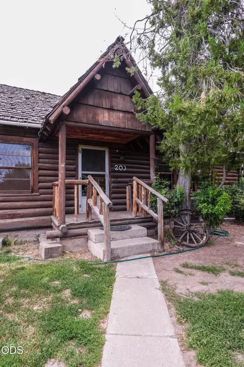 Exterior - 200 S Oregon St, Dorris, CA 96023 photo 3 of 25