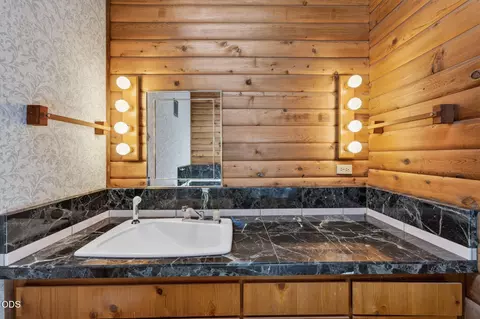 Bath - 21955 Rickard Rd, Bend, OR 97702 photo 8 of 8