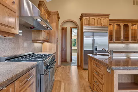 Kitchen - 21955 Rickard Rd, Bend, OR 97702 photo 4 of 10