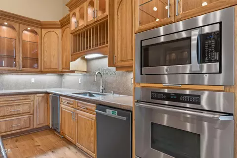 Kitchen - 21955 Rickard Rd, Bend, OR 97702 photo 6 of 10