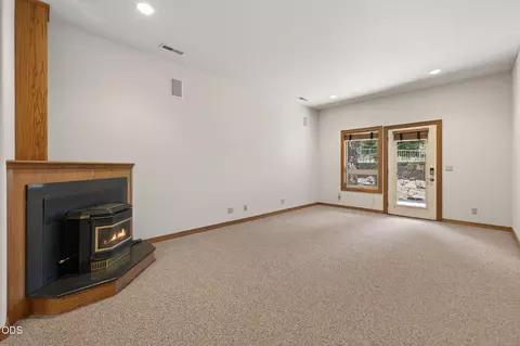 Living - 21955 Rickard Rd, Bend, OR 97702 photo 12 of 14