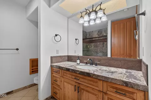 Bath - 21955 Rickard Rd, Bend, OR 97702 photo 6 of 8