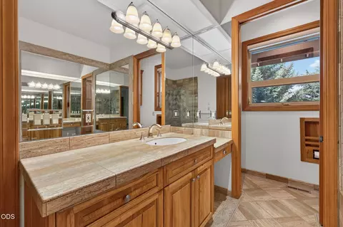 Bath - 21955 Rickard Rd, Bend, OR 97702 photo 4 of 8