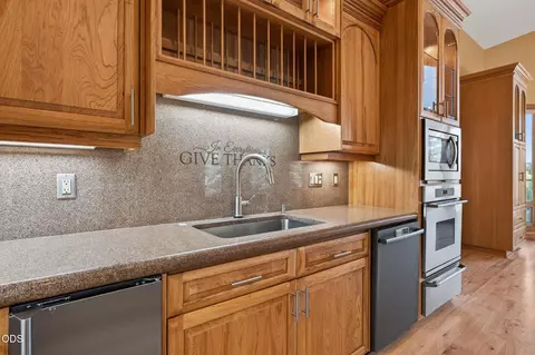 Kitchen - 21955 Rickard Rd, Bend, OR 97702 photo 5 of 10