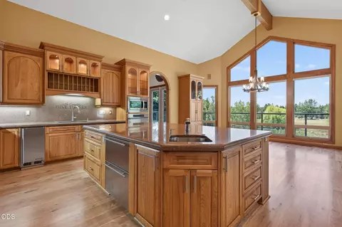 Kitchen - 21955 Rickard Rd, Bend, OR 97702 photo 8 of 10