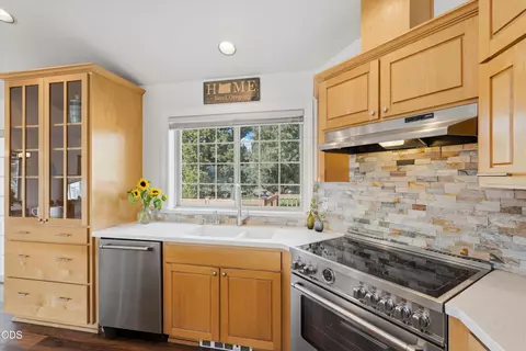 Kitchen - 64736 Alcor Pl, Bend, OR 97703 photo 2 of 3