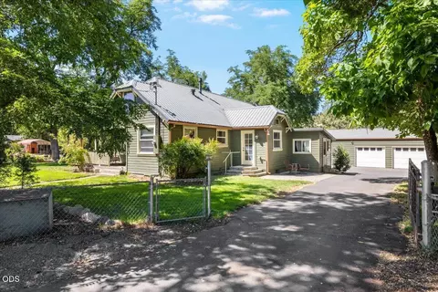1833 2nd Ave, Gold Hill, OR 97525