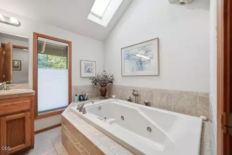 Bath - 57715 Poplar Loop, Sunriver, OR 97707 photo 1 of 4