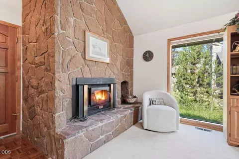 Living - 57715 Poplar Loop, Sunriver, OR 97707 photo 4 of 4