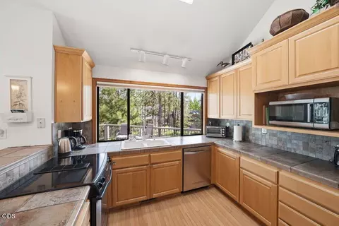 Kitchen - 57715 Poplar Loop, Sunriver, OR 97707 photo 4 of 4