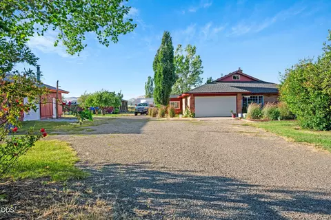 8230 Hill Rd, Klamath Falls, OR 97603