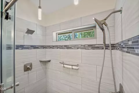 Bath - 60775 Currant Way, Bend, OR 97702 photo 3 of 4