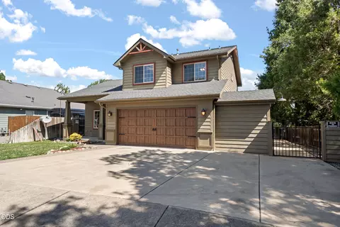 Exterior - 677 Cedar Wood Dr, Eagle Point, OR 97524 photo 3 of 8
