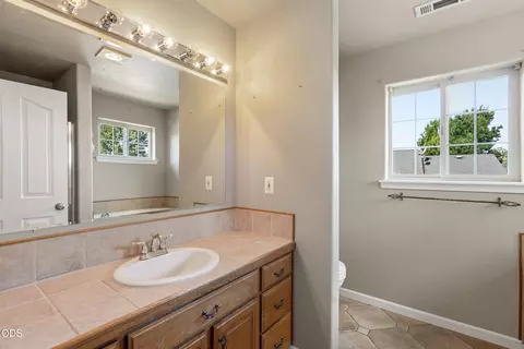 Bath - 677 Cedar Wood Dr, Eagle Point, OR 97524 photo 2 of 4