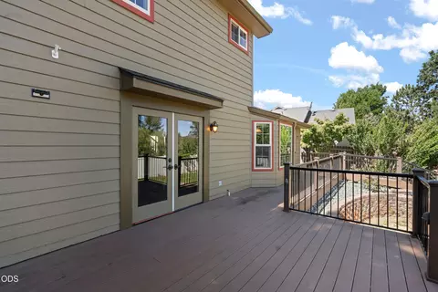 Exterior - 677 Cedar Wood Dr, Eagle Point, OR 97524 photo 4 of 8