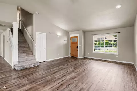 Living - 677 Cedar Wood Dr, Eagle Point, OR 97524 photo 2 of 4