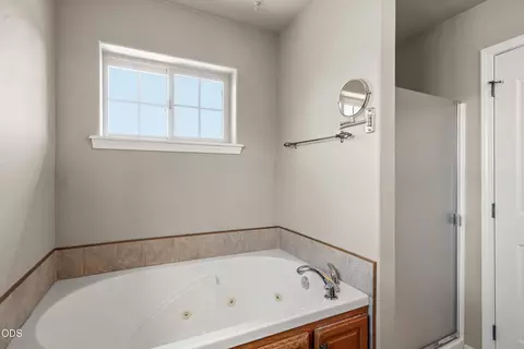 Bath - 677 Cedar Wood Dr, Eagle Point, OR 97524 photo 3 of 4