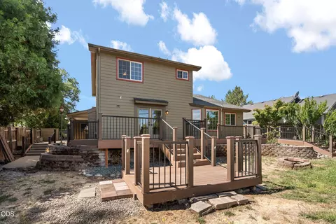Exterior - 677 Cedar Wood Dr, Eagle Point, OR 97524 photo 6 of 8