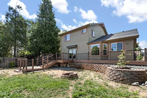 Exterior - 677 Cedar Wood Dr, Eagle Point, OR 97524 photo 7 of 8