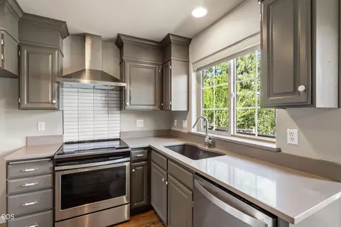Kitchen - 677 Cedar Wood Dr, Eagle Point, OR 97524 photo 4 of 4