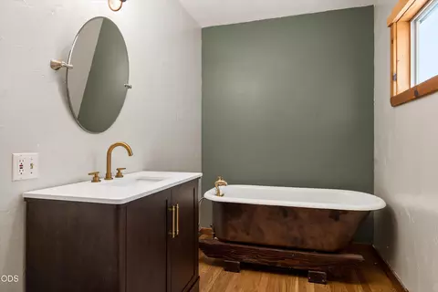 Bath - 606 NE 9th St, Bend, OR 97701 photo 3 of 3