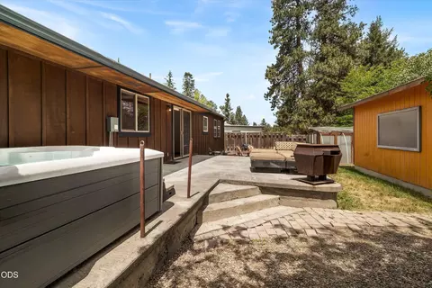 Exterior - 606 NE 9th St, Bend, OR 97701 photo 5 of 11