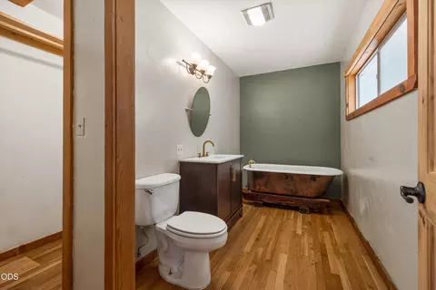 Bath - 606 NE 9th St, Bend, OR 97701 photo 2 of 3