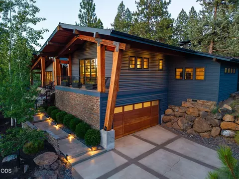 19077 Mount Mcloughlin Ln, Bend, OR 97703