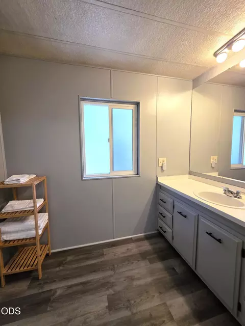 Bath - 305 S Charley Ave, Chiloquin, OR 97624 photo 3 of 4