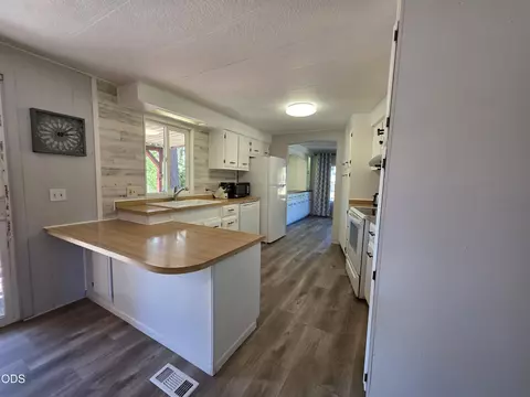 Kitchen - 305 S Charley Ave, Chiloquin, OR 97624 photo 3 of 4